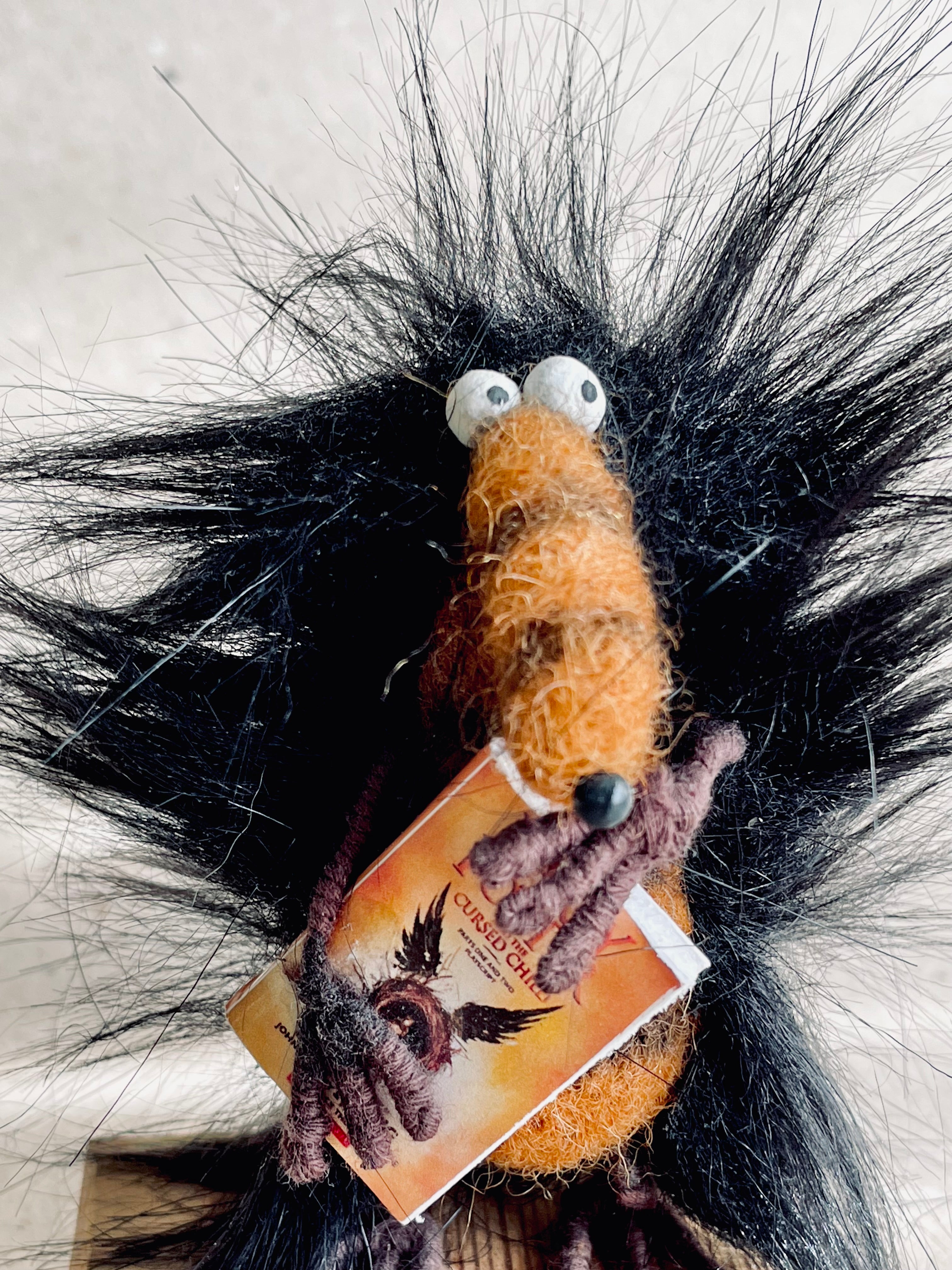 Kitap yutan figürü