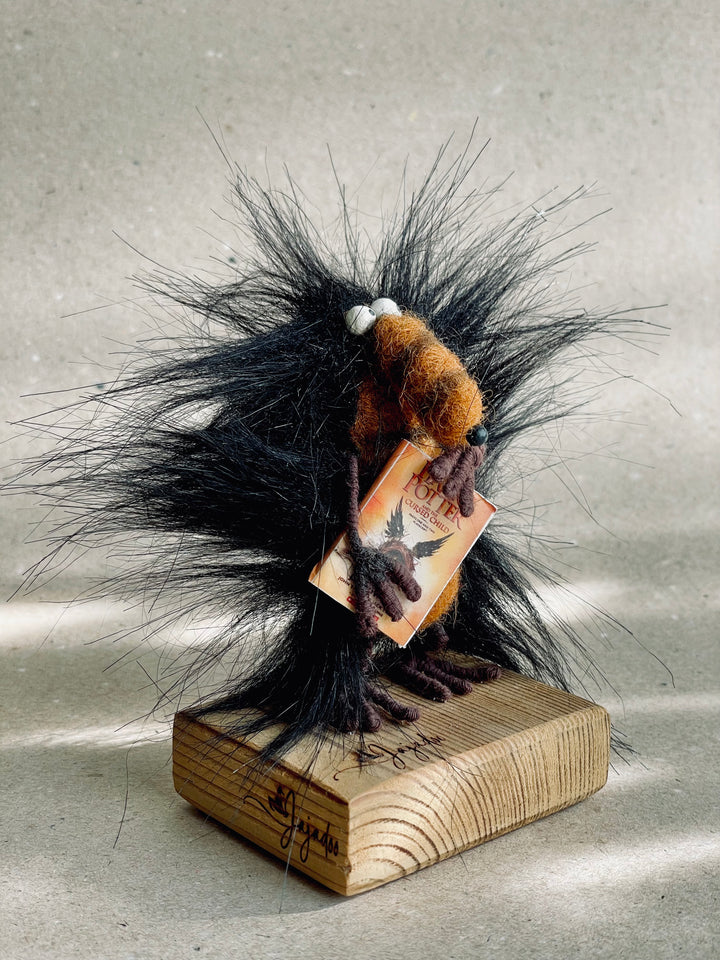 Kitap yutan figürü