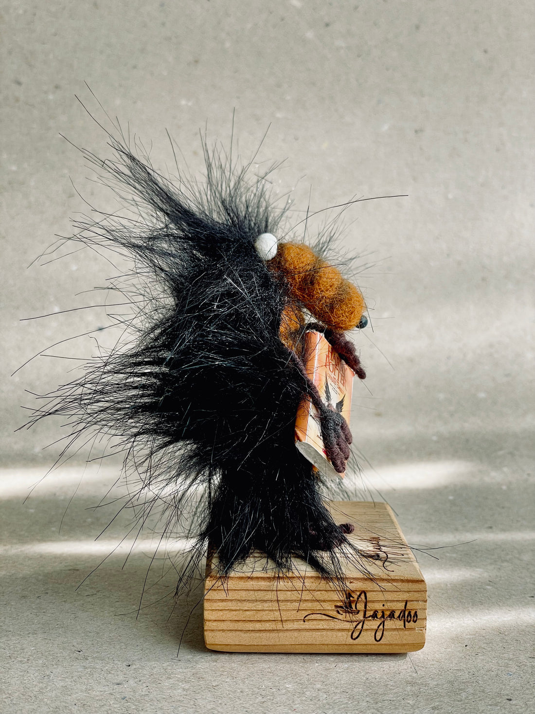 Kitap yutan figürü