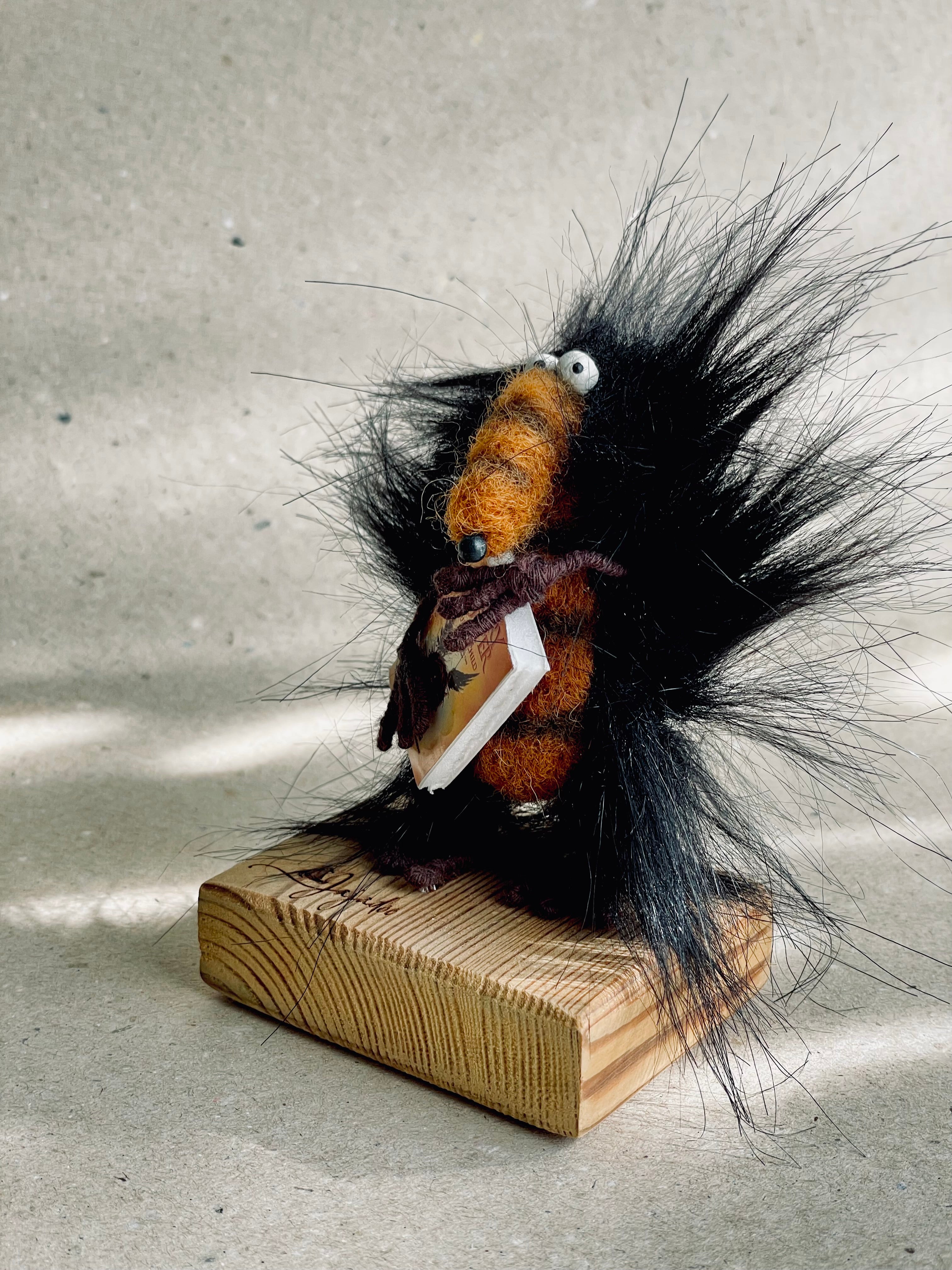 Kitap yutan figürü