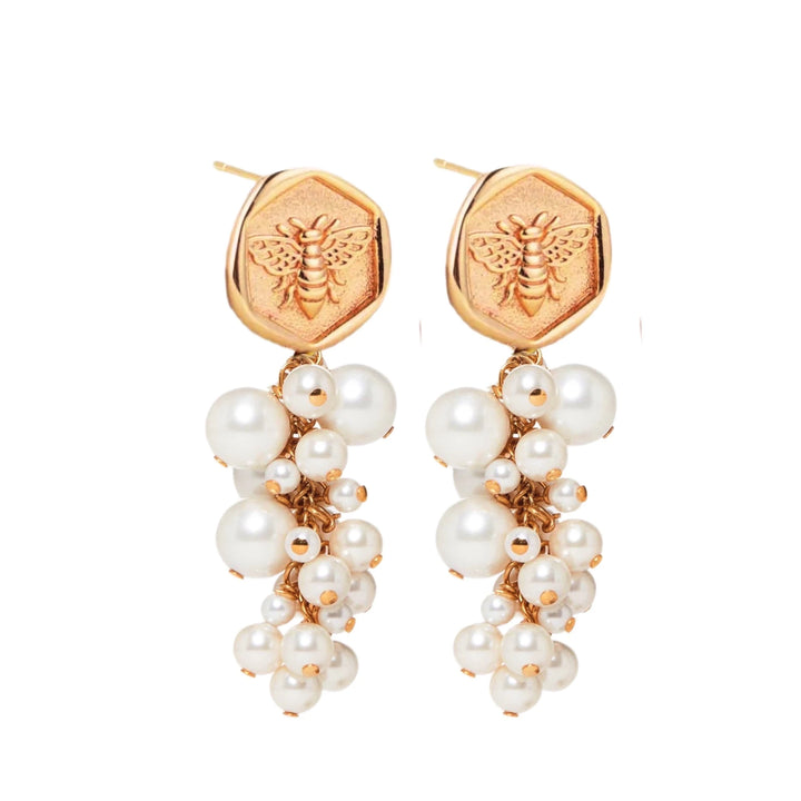 Bee, Sallantılı İnci Küpe