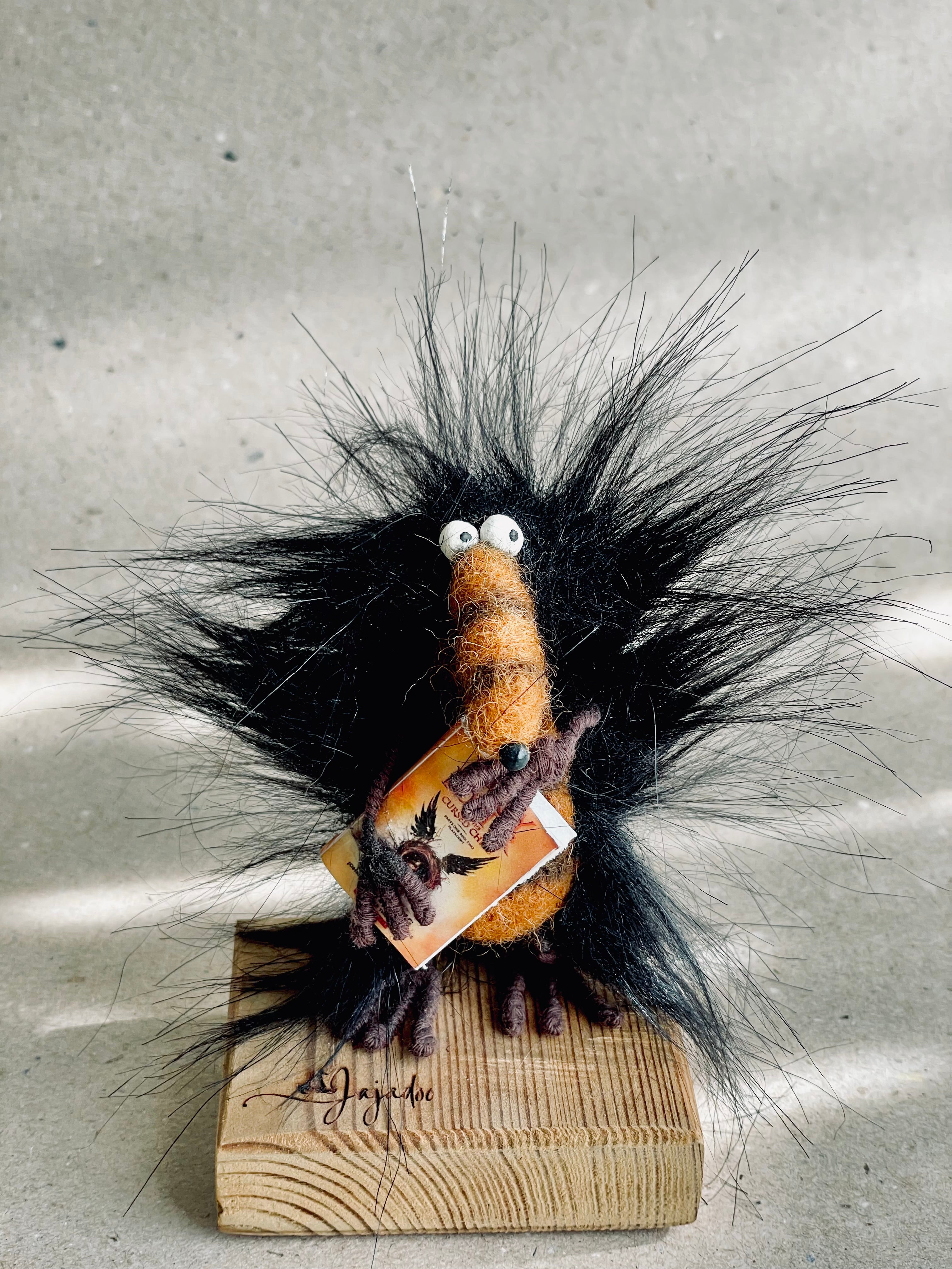 Kitap yutan figürü