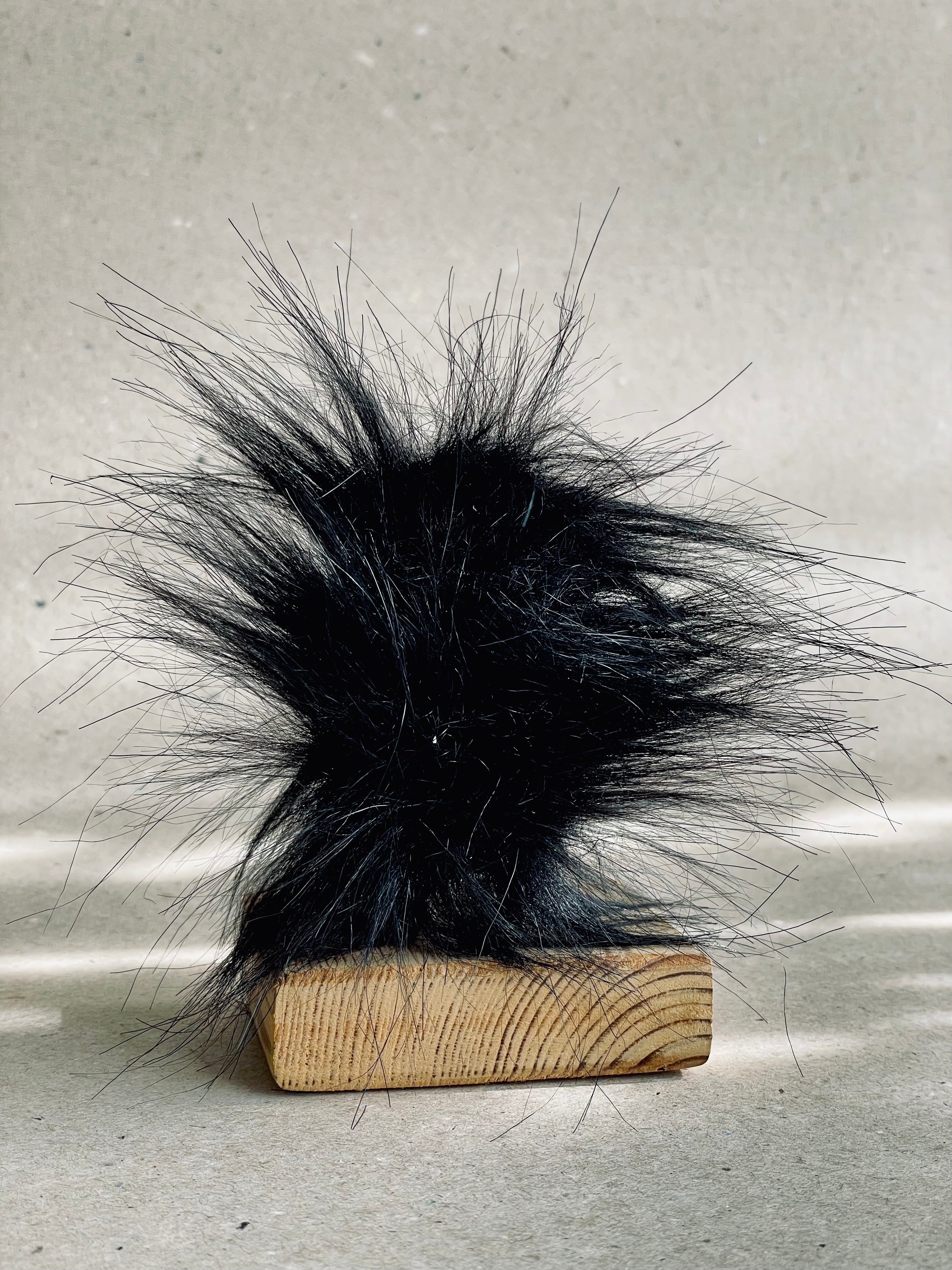 Kitap yutan figürü