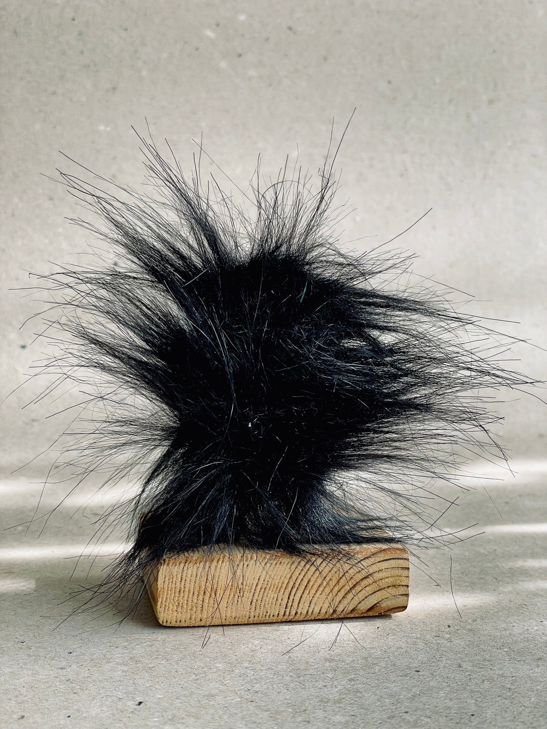 Kitap yutan figürü