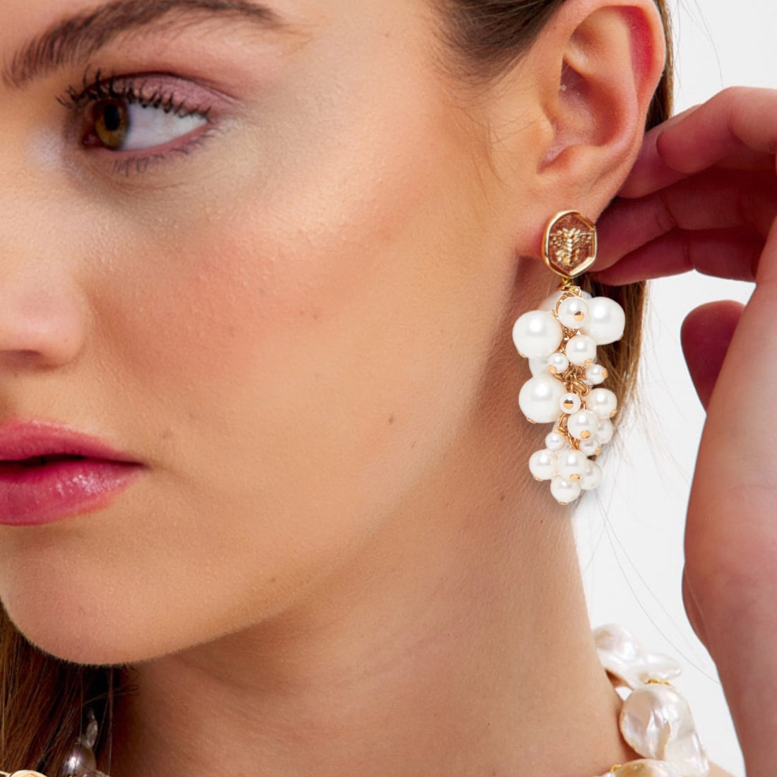 Bee, Sallantılı İnci Küpe