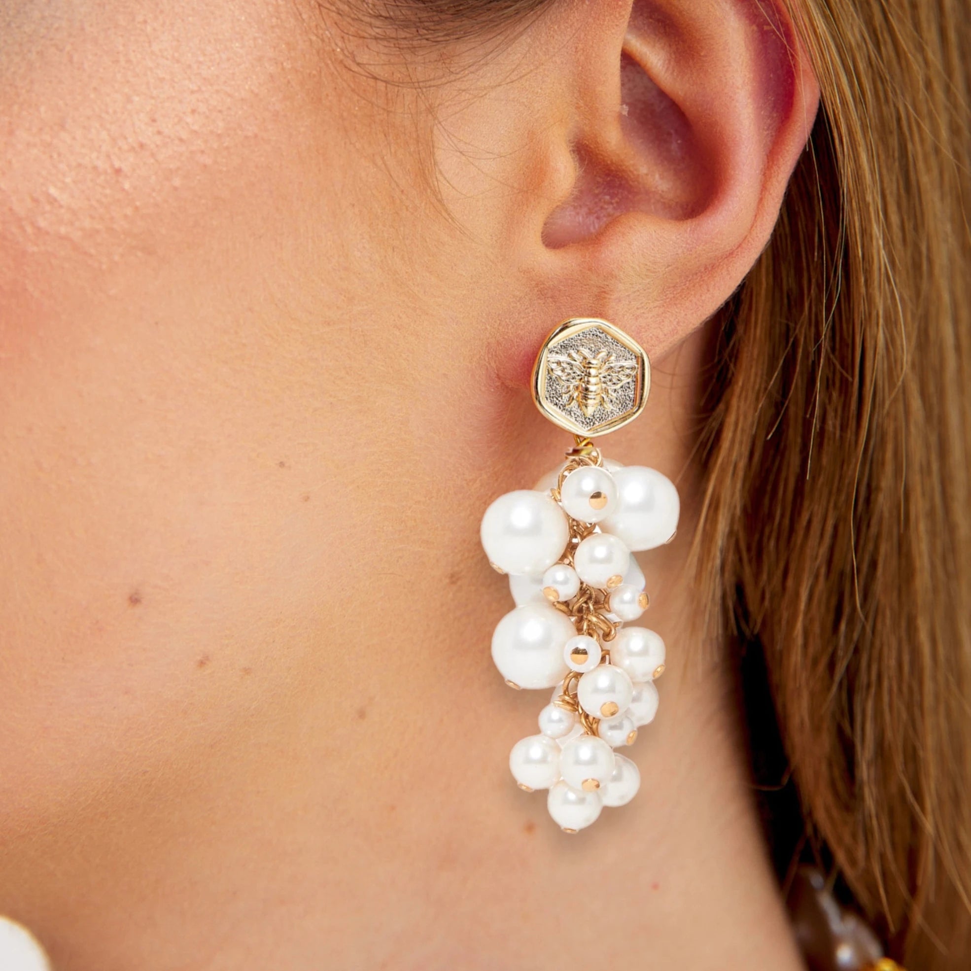 Bee, Sallantılı İnci Küpe